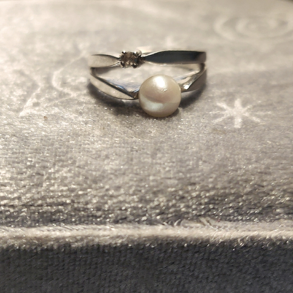 14k White Gold Diamond and genuine Pearl ring